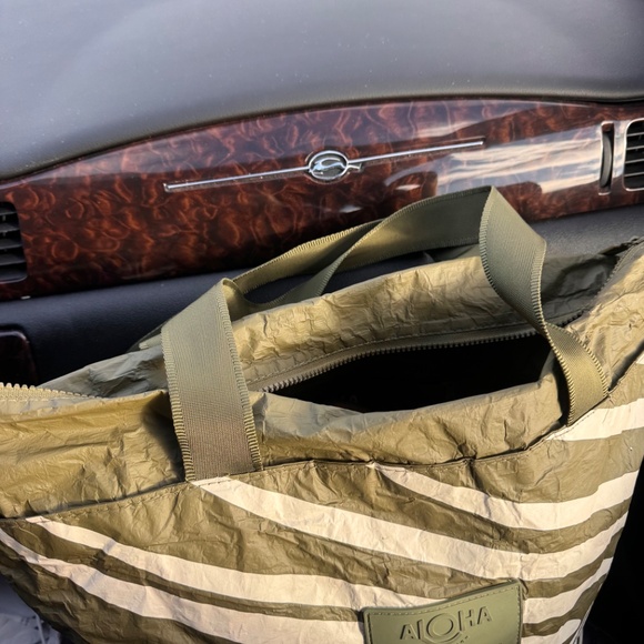 Shade Day Tripper Water Resistant Tyvek® Tote Aloha Collection Featuring a pack - Picture 3 of 6